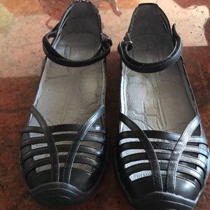 Black Ladies Sandals Velcro Straps Size 7.5M